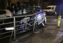 Un șofer cu o alcoolemie amețitoare a pierdut controlul volanului și a intrat cu mașina în scuarul unei stații de tramvai