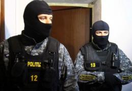 Percheziţie domiciliară efectuată de poliţiştii economici: Ce au descoperit mascaţii în casa scotocită