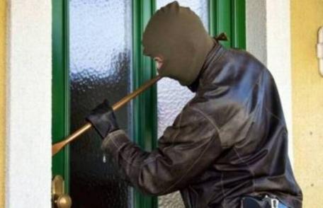 Bărbat cercetat pentru furt după ce a sustras mai multe bunuri din casa unei femei din Viișoara