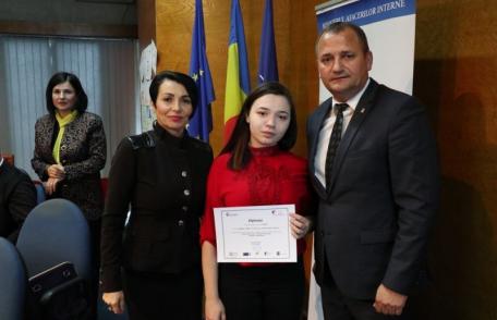 Elevi de la Colegiul Naţional „Grigore Ghica” Dorohoi premiați în cadrul unui proiect privind prevenirea traficului de persoane - FOTO