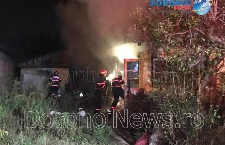 Incendiu izbucnit la o casă din Dorohoi! Bărbat cu arsuri preluat de ambulanță - FOTO