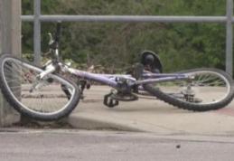 Un biciclist în stare de ebrietate a ajuns la spital după ce s-a izbit violent de o mașină condusă regulamentar