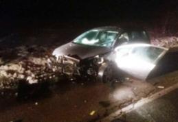 Un tânăr și-a distrus mașina după ce s-a urcat băut la volan și s-a izbit într-un cap de pod