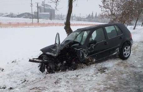 Accident pe drumul Dorohoi – Botoșani! Doi tineri răniți după impactul unei mașini cu un copac