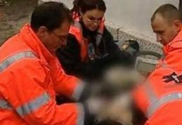 Angajatul unei firme din Botoșani a ajuns la spital după ce a căzut de pe scară în timp ce fixa un cablu