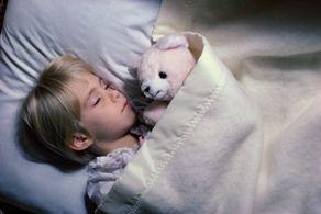 Copiii care dorm mai puţin de nouă ore pe noapte au de suferit la şcoală