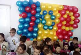 Elevii Școlii Gimnaziale nr.1 Văculești și-au arătat dragostea de țară îmbrăcând portul popular de Ziua Naţională - FOTO
