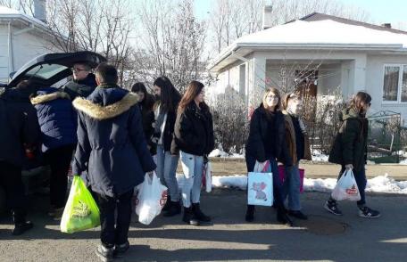 Un grup de elevi și profesori de la Colegiul Naţional „A.T. Laurian” au venit în ajutorul unei familii nevoiașe din Dorohoi - FOTO