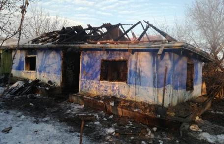 Moarte cruntă: Femeie decedată într-o casă distrusă de incendiu