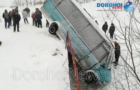 Accident ce se putea termina tragic! Un microbuz s-a răsturnat la Brăești - FOTO