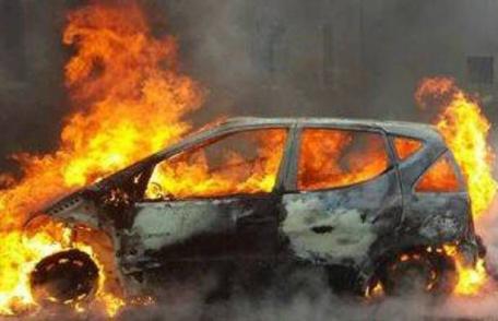 Mașină cuprinsă de flăcări în curtea unei locuințe din Lozna