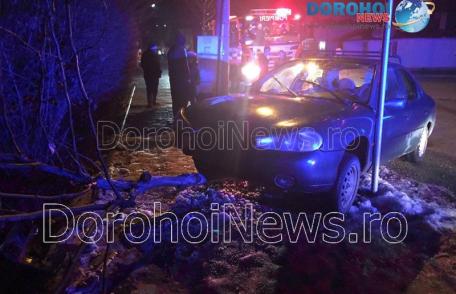 Accident în Dorohoi! O mașină scăpată de sub control a ieșit de pe carosabil – FOTO