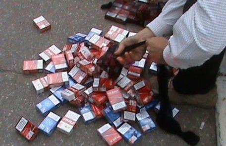 Ţigări de contrabandă confiscate de poliţişti de la un tânăr de 19 ani din zona Pieţei Centrale