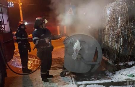 Incendiu izbucnit la un container de gunoi de pe Aleea Vișinului din Dorohoi - FOTO