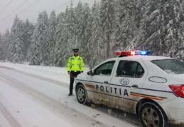 Deplasări în siguranţă pe drumurile acoperite cu zăpadă. 10 echipaje de poliţie rutieră vor acţiona pe raza judeţului Botoșani în aceste zile