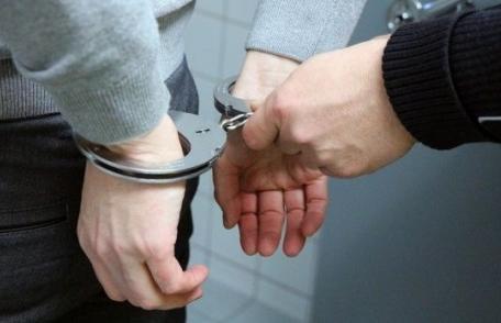 Polițiștii din Darabani au identificat și reținut doi bărbați care erau condamnați la închisoare pentru conducere fără permis