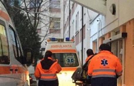 Femeie ajunsă de urgență la spital după ce și-a prins mâna la o mașină de tăiat lemne