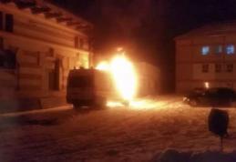 Ambulanţă în flăcări la Botoşani. Maşina s-a făcut scrum la puțin timp după ce s-a întors din misiune