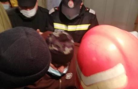 Misiune dificilă pentru pompierii botoșăneni! Bărbat de 300 de kilograme transportat la spital
