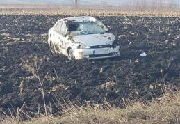 Mașină răsturnată în afara părții carosabile! O fată de 15 ani a ajuns la spital