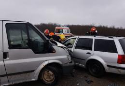 Accident! Două persoane au ajuns la spital după un impact între două mașini - FOTO