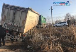 Circulație blocată în Dorohoi de un camion rămas împotmolit într-un șanț - VIDEO / FOTO