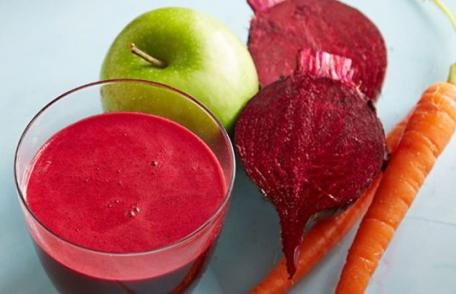 Care sunt efectele benefice ale consumului de suc din morcovi, mere și sfeclă