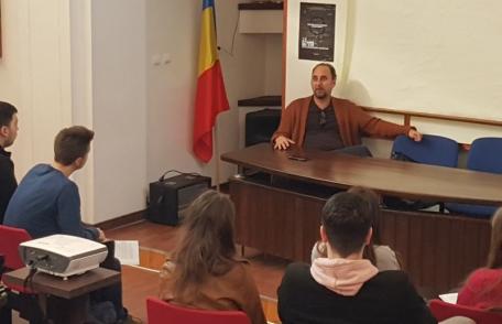 Întâlnire inedită la Colegiul Național „Grigore Ghica” Dorohoi cu unul dintre cei mai reputați critici de teatru din țară - FOTO