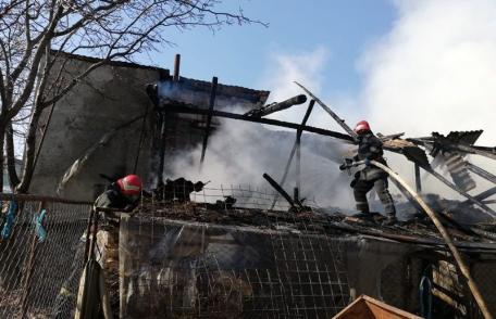 Familie păgubită de foc! Anexă cuprinsă de flăcări la Botoșani – FOTO