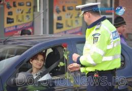 Conducătoarele auto au fost „amendate” cu flori de Poliția Rutieră Dorohoi – FOTO