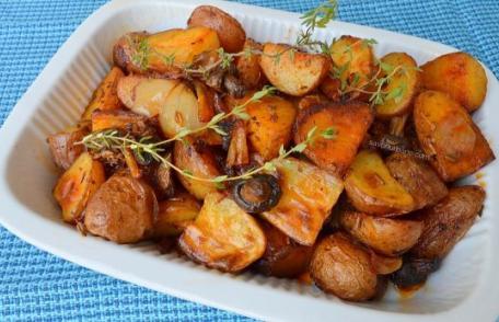 Cartofi cu ciuperci, ceapă și cimbru la cuptor - rumeni și aromați