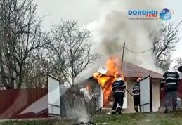 Incendiu puternic la o casă din Brăești! O femeie a fost transportată la spital – FOTO