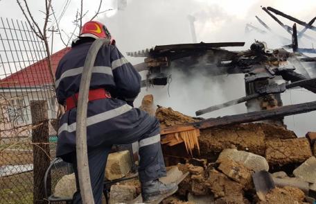 Incendiu puternic la Botoșani. Flăcările, „ajutate” de rafalele de vânt – FOTO