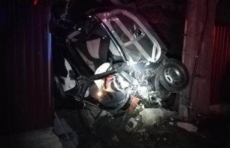 CASCADOR fără voie: Un şofer a ajuns cu mașina într-un gard – FOTO