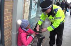 Cerșetoare româncă din Anglia, acostată de un polițist din cauza acordeonului cu care cerșea - VIDEO