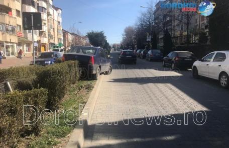 Accident pe Bulevardul Victoriei din Dorohoi! Mașină urcată pe scuar din neatenție – FOTO