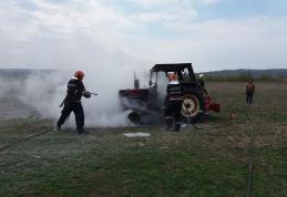Un tractor a ars ca o torță pe un câmp din comuna Rădăuţi-Prut – FOTO