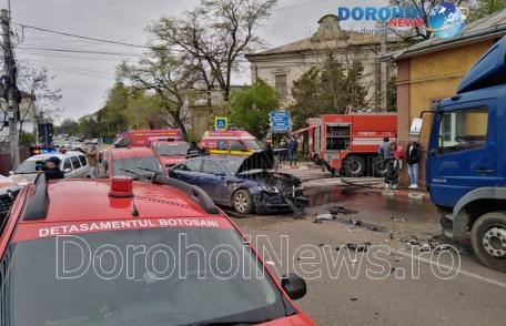 Grav accident într-o intersecție din Botoșani! Mai multe persoane au ajuns la spital - FOTO