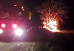 Tragedie în Botoșani! O mașină a luat foc după ce a intrat într-un copac. Proprietarul autoturismului a murit