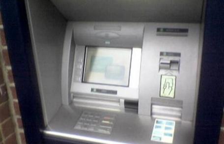 Doi dorohoieni arestați după ce au montat un dispozitiv pe un bancomat la Suceava