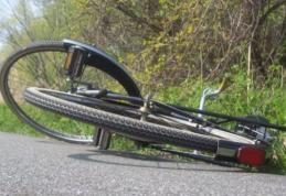 ACCIDENT: Un biciclist de 74 de ani a ajuns la spital după ce s-a dezechilibrat şi a căzut pe carosabil