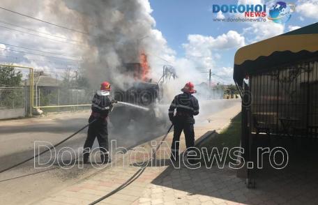 Excavator cuprins de flăcări pe o stradă din Dorohoi. Pompierii au intervenit pentru stingere - FOTO