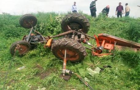 Tractor răsturnat la Viișoara! Șoferul a fost scos de pompieri și preluat de SMURD - FOTO