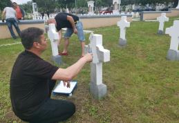 Voluntariat pentru eroi – Oficialitățile județului au participat la activități de înfrumusețare a Cimitirului Eroilor - FOTO