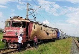 Un tren cu circa 60 de călători a deraiat după ce a lovit un camion - FOTO