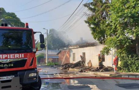 Casă cuprinsă de flăcări la Botoșani! Pompierii au intervenit cu patru echipaje - FOTO