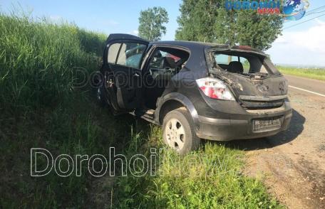 Accident! O mașină a acroșat un utilaj agricol și s-a izbit de un mal de pământ la intrare în Șendriceni - FOTO