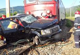 Accident feroviar! Mașina unui om de afaceri din Dorohoi lovită violent de un tren în județul Suceava