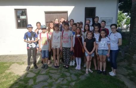 Elevi de la Școala Gimnazială „Alexandru Ioan Cuza” Dorohoi în excursie pe meleagurile copilăriei lui Eminescu - FOTO