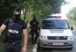 Șapte case din județul Botoșani scotocite de mascați. Țigări de contrabandă, bani, electronice și bijuterii confiscate